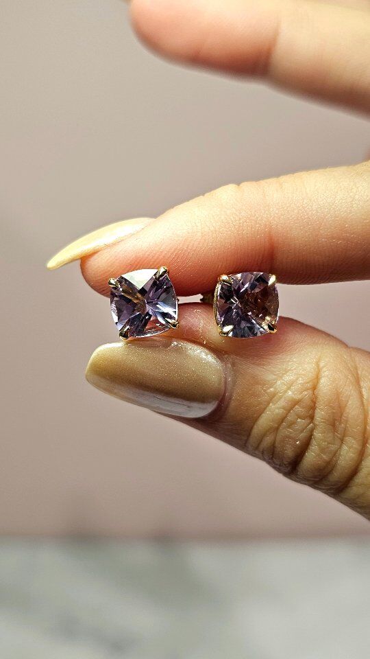 What's your favorite gem cut? Times that by two and you have a perfect addition to your jewelry wardrobe.
❤️❤️🩷🩷
Book a custom jewelry appointment via the link in our bio

<Secrete Earrings available in our DC showroom>
-8mm Cusion Rose de France Amethyst 14K Yellow gold
-9x6mm Pear Rhodolite Garnet 14K Yellow Gold

 #SecreteFineJewelry  #FineJewelry #DCjewelry #MarylandJewelry #CustomJewelry #DMVjewelry #jewelrygram #instajewelry #jewelryaddict #jewelrydesign #necklace #pendant  #rhodolite #amethyst