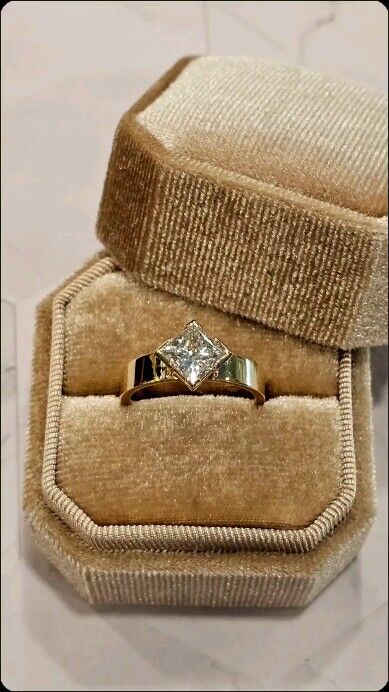Clean lines & sharp angles bring this princess-cut diamond a whole new, modern life! 

#modernbride #dcluxury #washingtonianbride #dcbride  #dmvweddings #dcweddings #secretefinejewelry #customjewelry #handmadejewery #smalldcbusiness #familyowned #princesscut #engagementringinspo #engagementringideas #yellowgold #cigaretteband